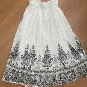 JANE ASHLEY CASUAL LIFESTYLE  WHITE WITH BLACK PRINT MAXI SKIRT